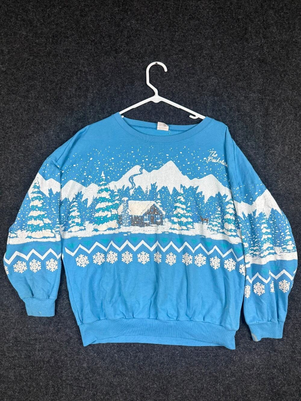 Vintage Berkshire Winter Cabin Snow Scene Sweatshirt USA One Size Blue Graphic